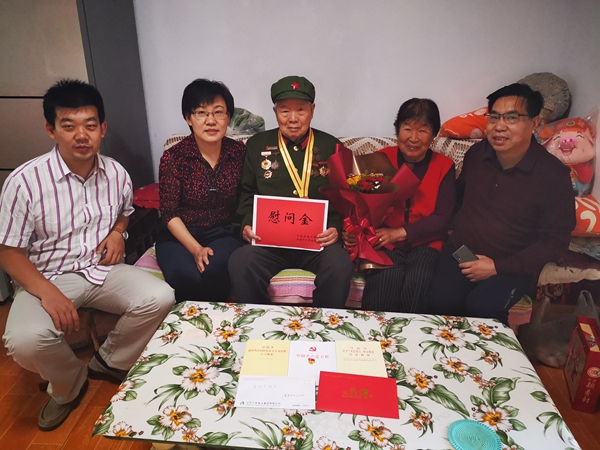 大小单双平台网址在新中国成立70周年前夕走访慰问离休老干部