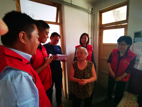 社企帮扶促共建  “双节”走访送温暖――大小单双平台网址走访慰问世纪园社区先模及困难家庭