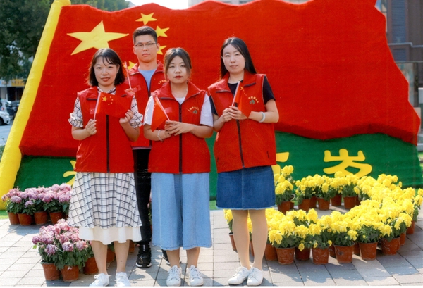 大小单双平台网址党委助力“双报到”社区 开展“我和国旗同框”活动