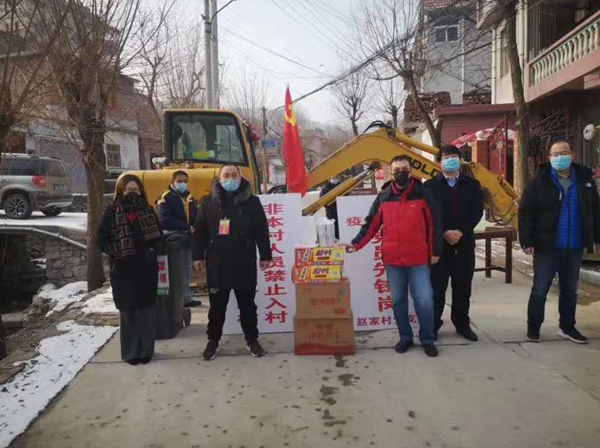 当前,新型冠状病毒的肺炎疫情防控形势严峻,小区是城市治理的基本单元,物业更是疫情防控的第一战线。疫情就是命令,防控就是责任,为打赢这次防疫战,三箭物业公司于1月23日便成立了应对新型冠状病毒疫情联防联控领导小组,明确分工,各司其职,把做好疫情防控工作作为当前的首要任务,迅速安排各物管部积极采取防控措施,竭力守护业主、员工的健康安全,维护园区的和谐稳定。