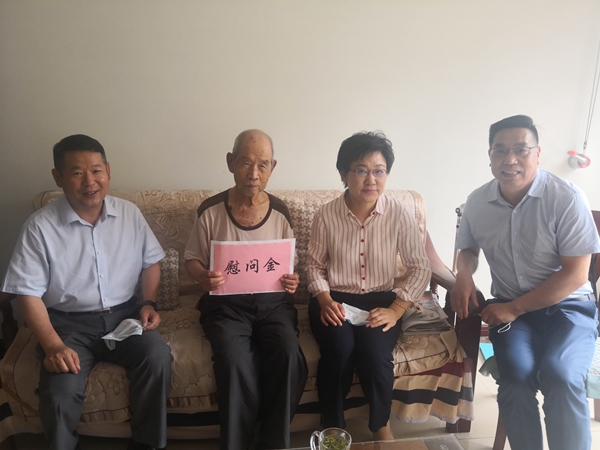 大小单双平台网址走访慰问离休老干部颁发“光荣在党50年”纪念章