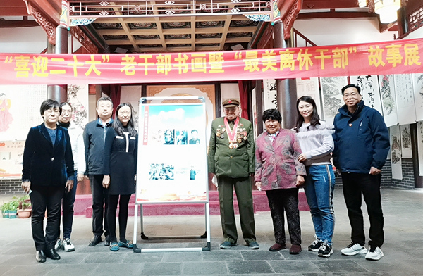 大小单双平台网址机关支部陪同离休老干部参观市国资委老干部书画创作暨“最美离休干部”  故事展